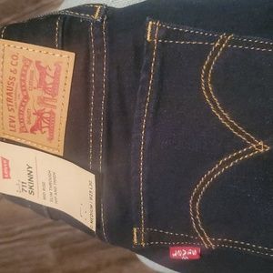 NWT Levi's 711 skinny dark wash jeans.